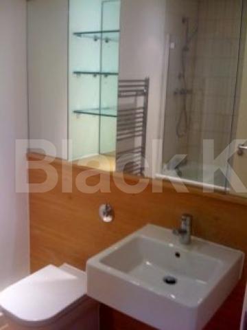 			MUST SEE !!, 2 Bedroom, 1 bath, 1 reception Flat			 Enfield Road, ISLINGTON